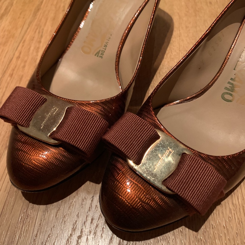 🎉HP🎉Ferragamo - Limited edition Metallic Pump